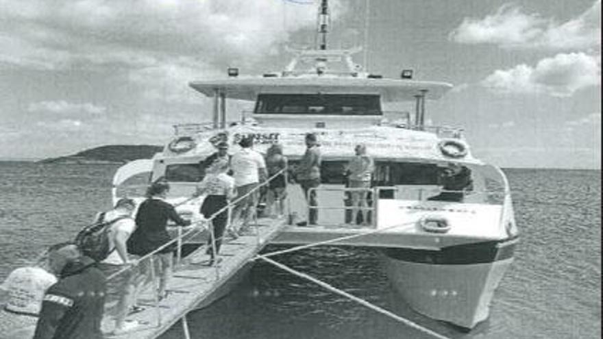 Momento en que los turistas embarcan en la &#039;party boat&#039;, despuÃ©s de forzar la puerta de acceso el pantalÃ¡n.