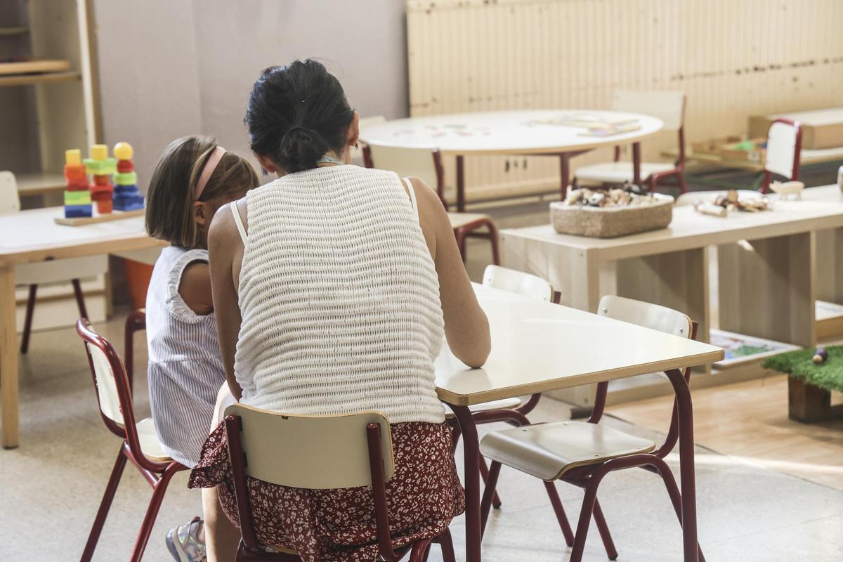 Una niña y una maestra en una clase en Alicante