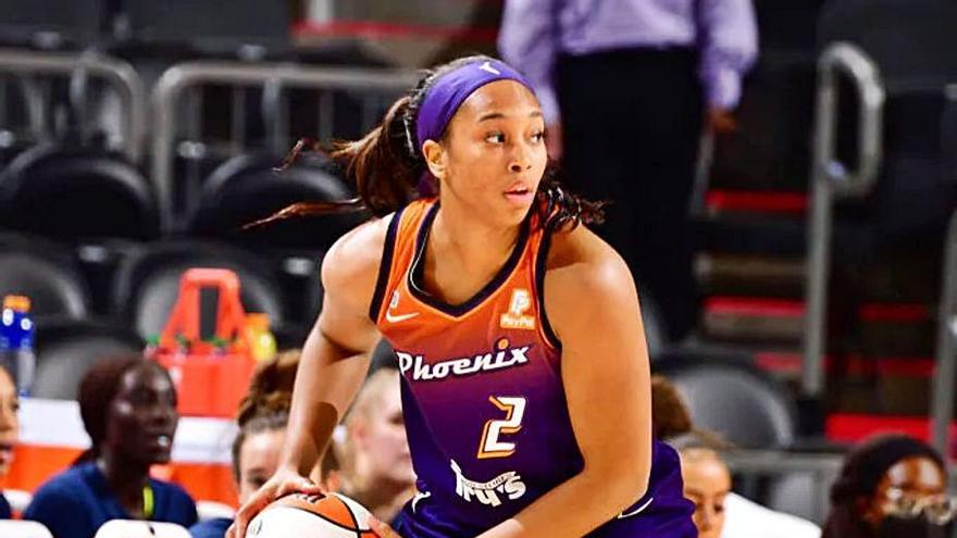 Megan Walker protege el balón en su último partido con Mercury Phoenix . | | E.D.