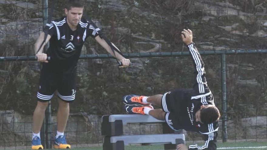 Andreu Fontás y Nolito, ayer, realizan ejercicios físicos en el campo anexo al de entrenamiento de la primera plantilla del Celta.