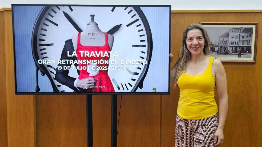 Lucía Seoane, junto al cartel de la retransmisión.