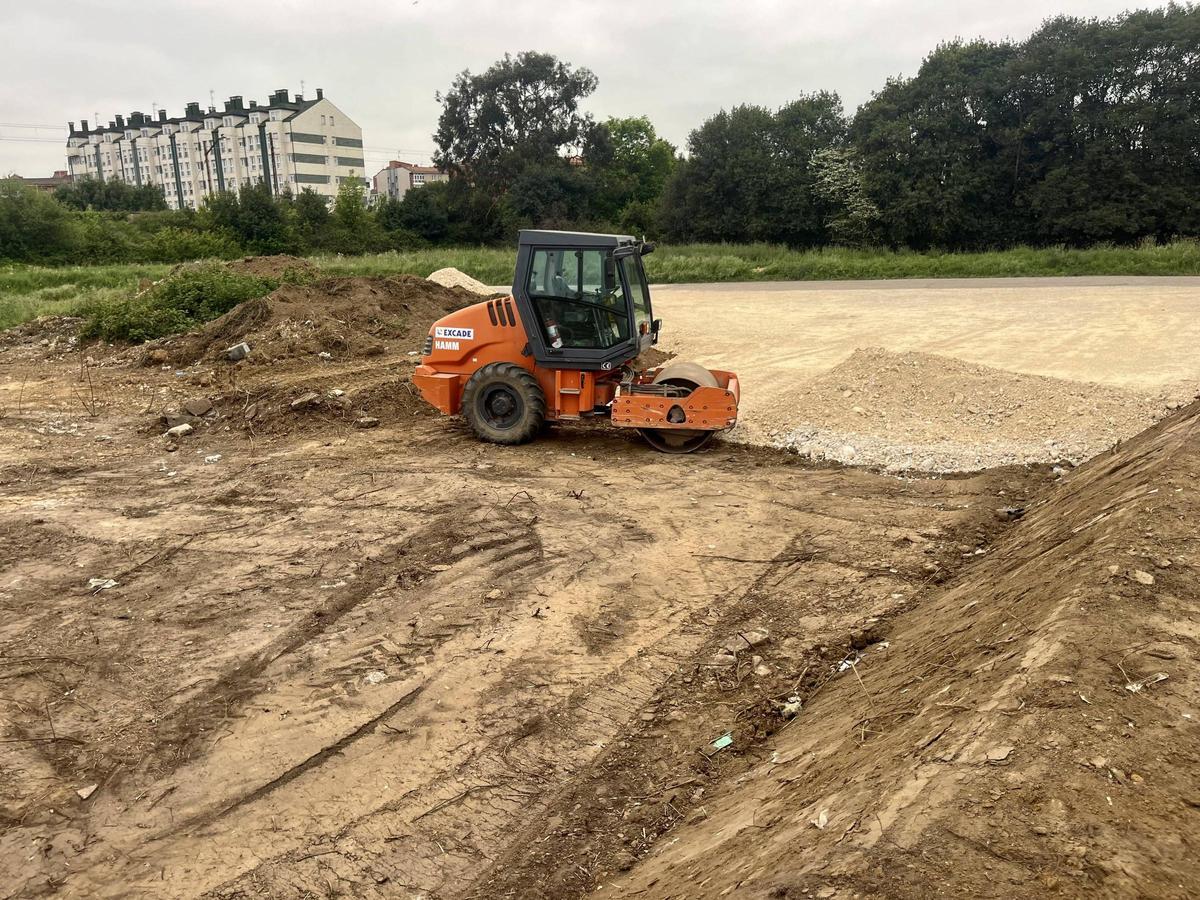 La vuelta de la Semana Negra al oeste de Gijón impulsa la ampliación de un nuevo aparcamiento (en imágenes)