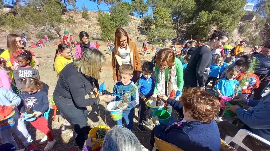 Día del Árbol en Almassora: niños y mayores se unen para plantar árboles en la zona de la ermita