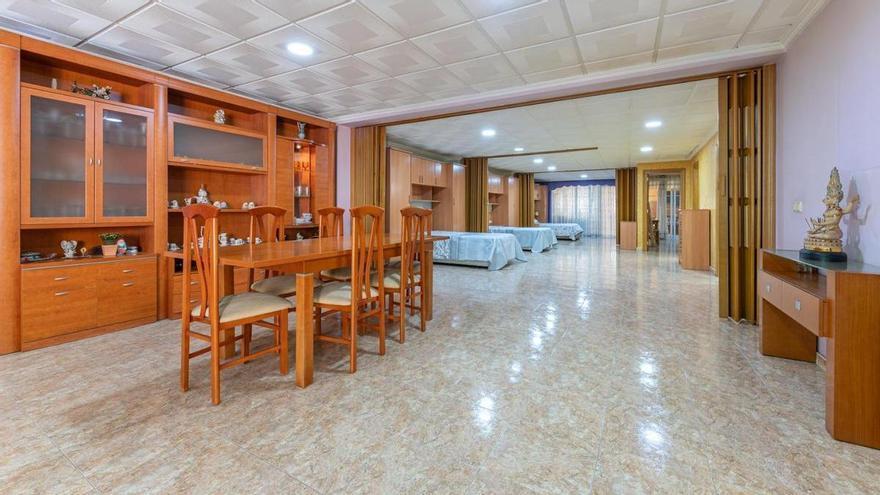 El peculiar piso a la venta en Alicante: más de 600 metros cuadrados con una cafetería, 10 habitaciones y a 15 minutos de la playa