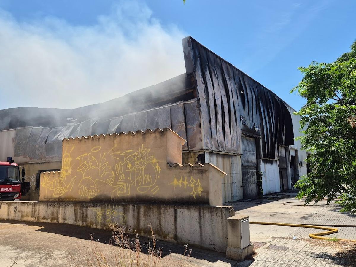Un incendio destruye dos naves industriales en el polígono de Binissalem Un incendio destruye dos naves industriales en el polígono de Binissalem