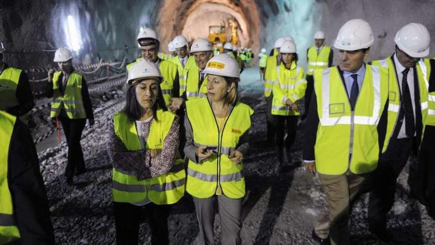 La ministra de Fomento, en el centro, visita las obras del túnel de A Canda. // Brais Lorenzo