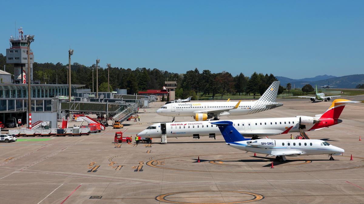 Aviones de Ibeira, Vueling, Binter y Air Europa en la pista del aeropuerto de Peinador el día de su 71.º aniversario