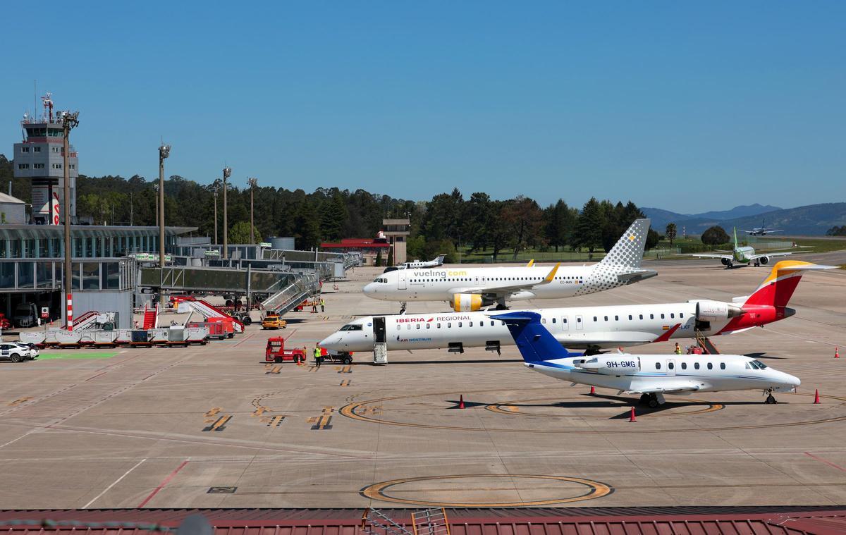 Aviones de Ibeira, Vueling, Binter y Air Europa en la pista del aeropuerto de Peinador el día de su 71 aniversario