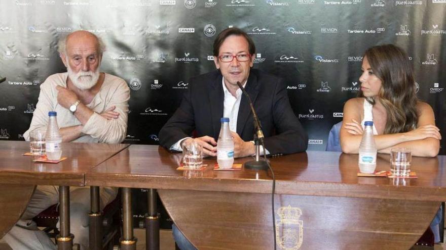 Carlos Álvarez-Nóvoa, Emilio Ruiz Barrachina y Eva Gamallo, en la presentación de &quot;El violín de piedra&quot;.