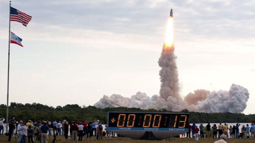 El transbordador Endeavour, con seis astronautas a bordo y varios equipos, despega rumbo a la Estación Espacial Internacional (EEI), hoy, lunes, 16 de mayo de 2011, en la ha sido su vigésimo quinta y última misión al espacio. La nave partió a las 12:56 GMT del Centro Espacial Kennedy, en Florida, para realizar una misión que durará 16 días y que incluye cuatro jornadas de trabajo de sus astronautas fuera del complejo que orbita a unos 385 kilómetros de la Tierra.