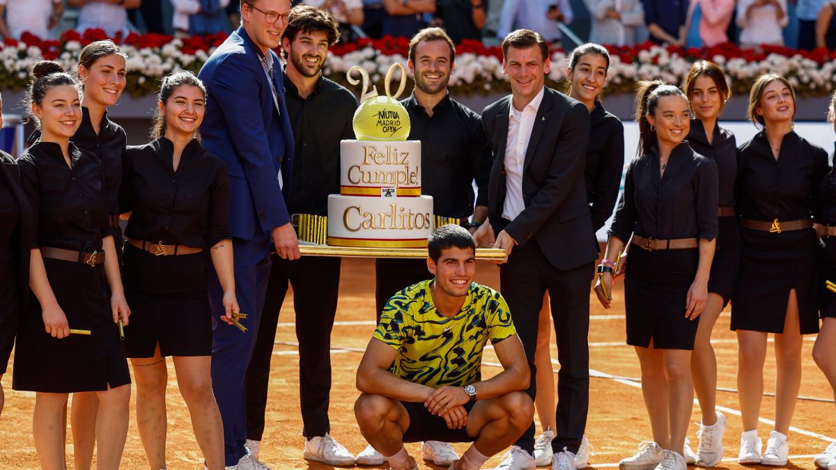 Alcaraz recibió el pastel de cumpleaños en la Caja Mágica