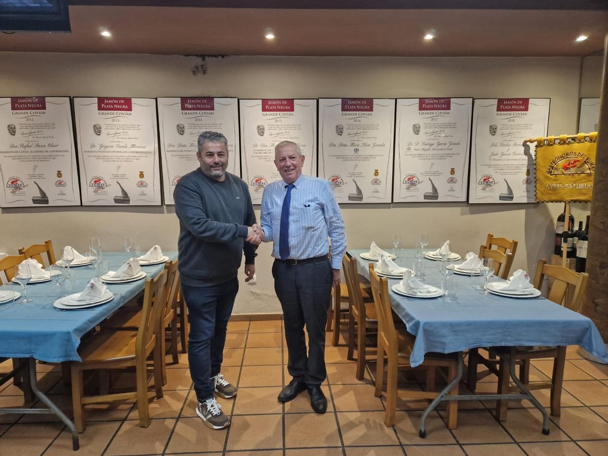 Un momento de la entrega de llaves del negocio