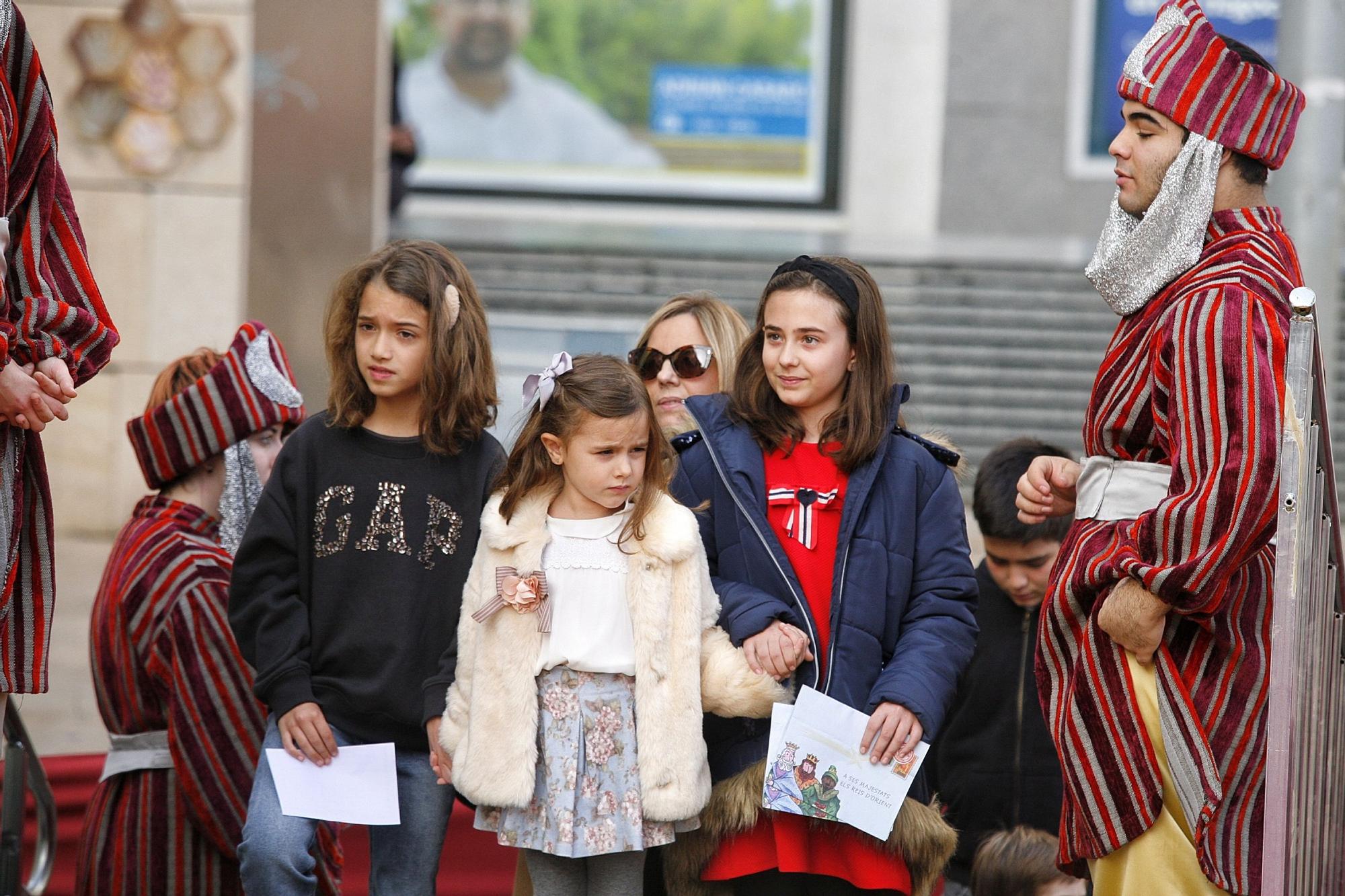 Multitudinaria entrega de las cartas de los niños de Vila-real a los pajes reales