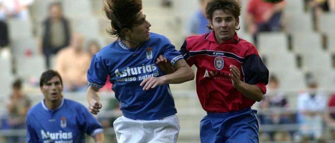 Luismi intenta rematar de cabeza un balón ante la oposición del defensa del Ávila Anel en el partido disputado en el Carlos Tartiere por el ascenso a Segunda B, en la temporada 2004-05.