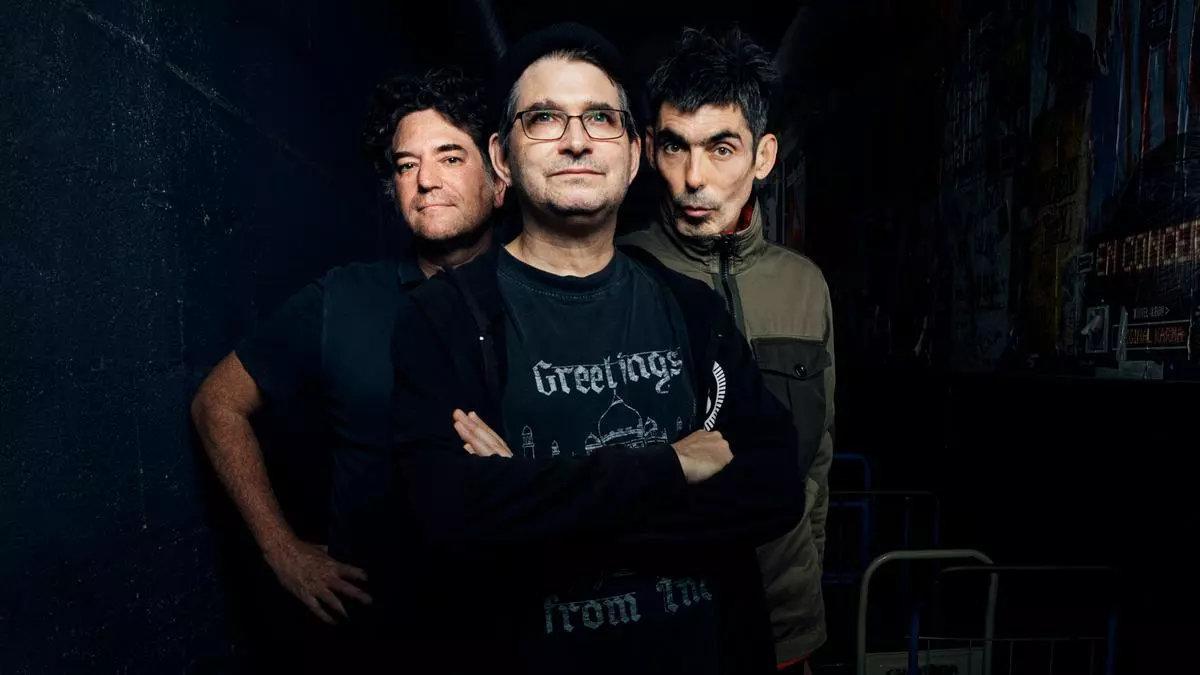 Shellac, con Steve Albini en el centro, en una imagen promocional.