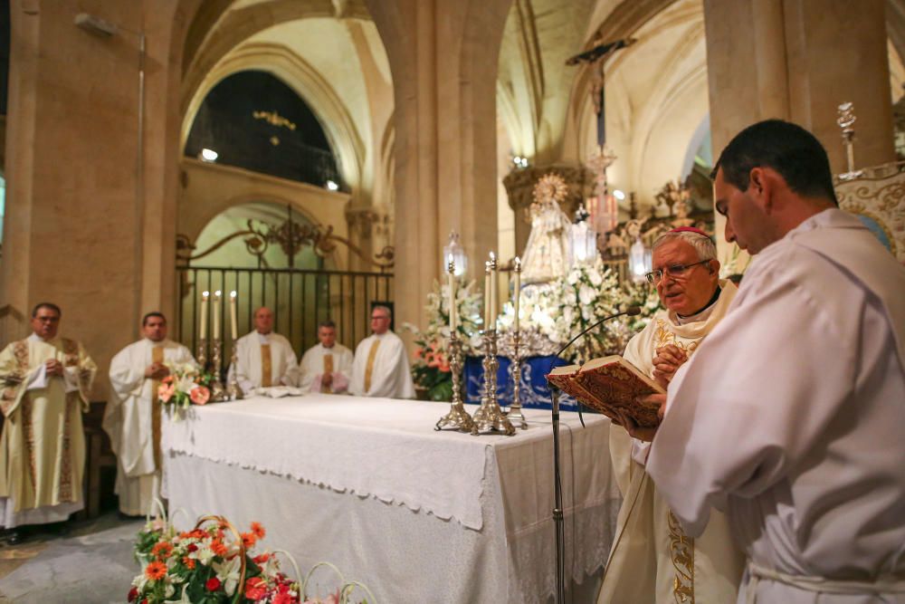 Los Armaos guían en Orihuela a la Virgen de Monserrate