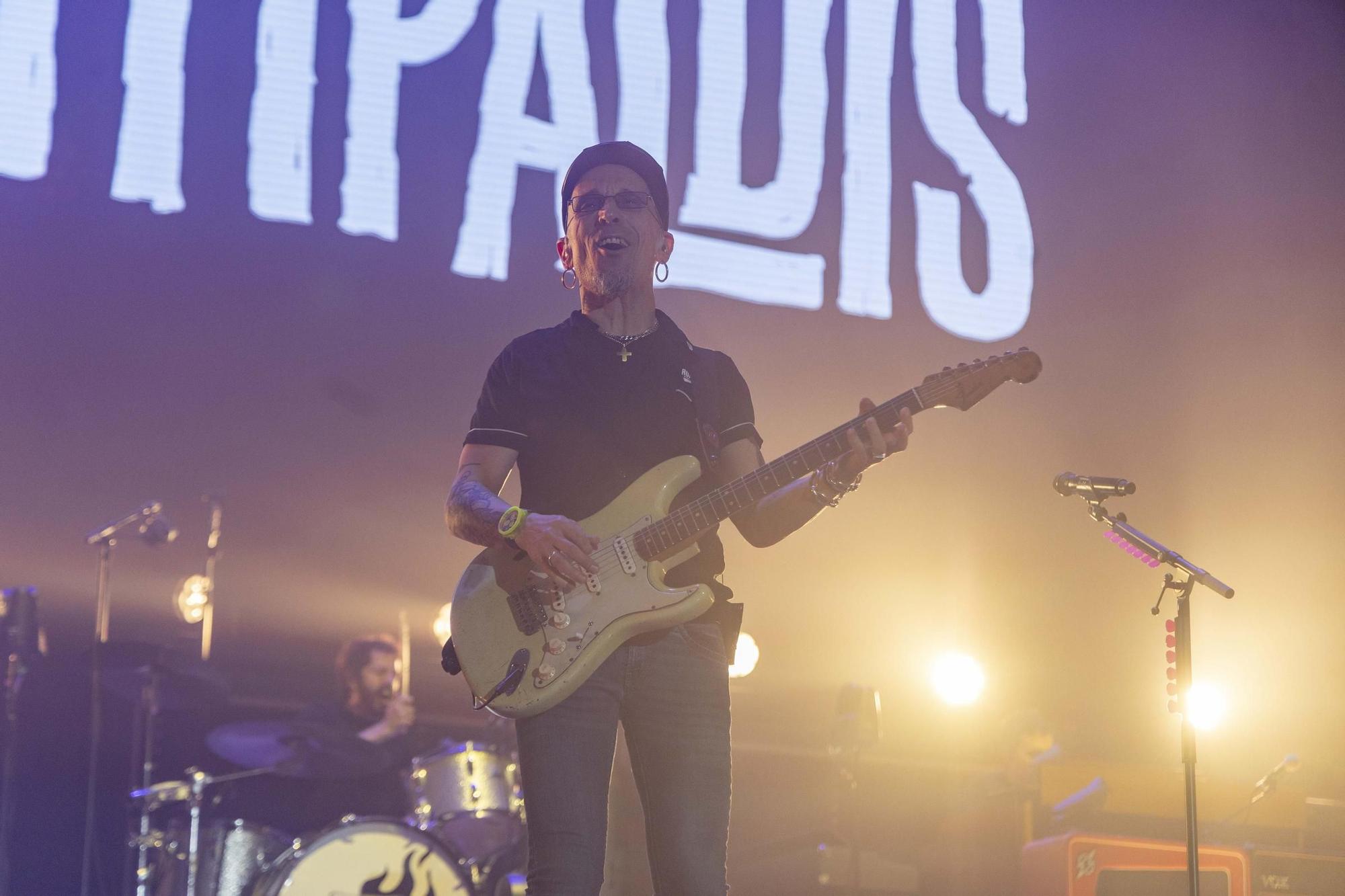 El Multiusos Fontes do Sar a los pies de Fito y sus fitipaldis