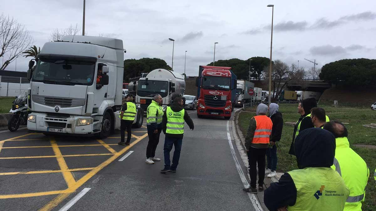 Piquete de camiones en la Zona Franca de Barcelona.