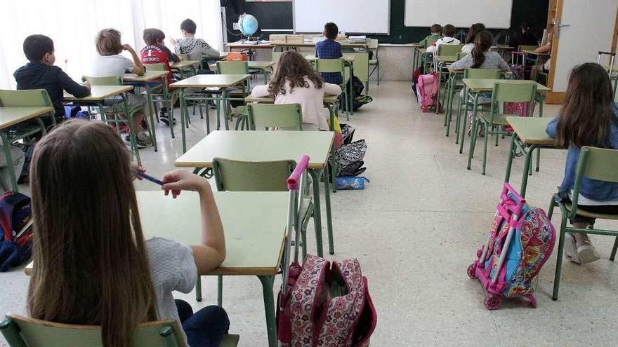 Niños en una de las aulas en las que se celebraron los exámenes en el CEIP Álvarez Limeses. // Rafa Vázquez