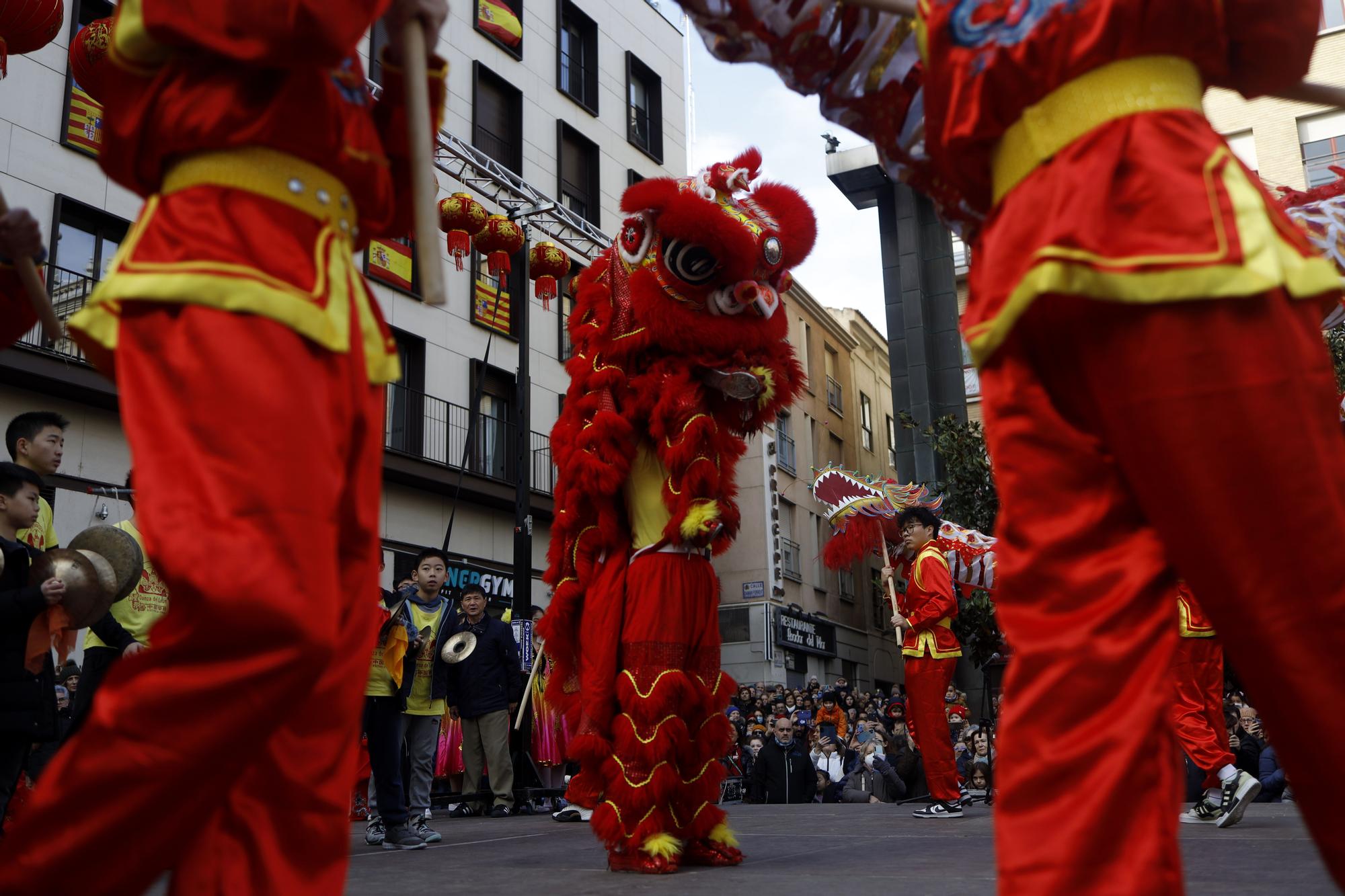 La comunidad china de Zaragoza llena de color el centro para saludar al Año del conejo