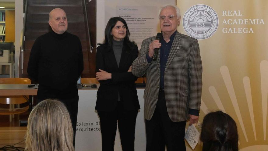 Un momento da presentación no que fala Víctor F. Freixanes