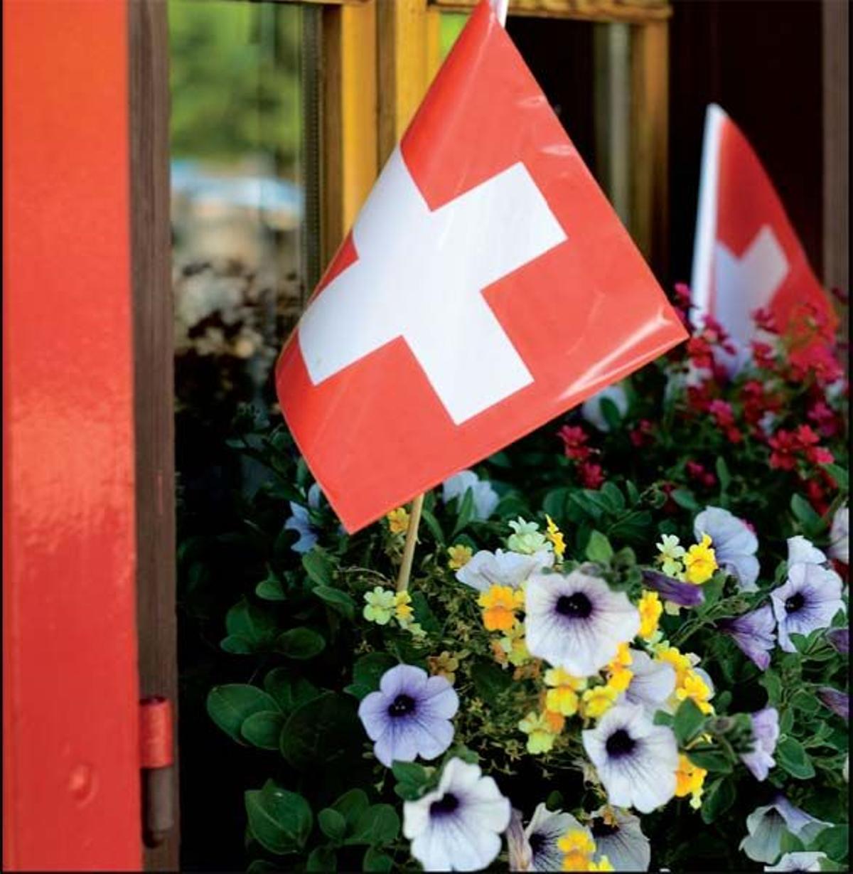 La bandera suizaondea por todaslas esquinas.