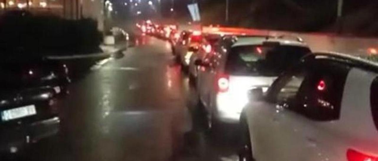 Una de las caravanas de coches formada la semana pasada y que bloqueó la circulación de vehículos en el acceso al HUSA.