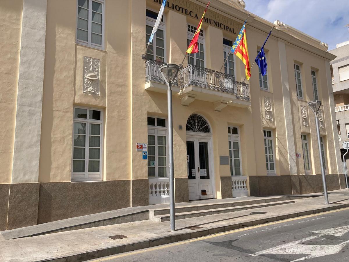 Biblioteca Carmen Jalón de Torrevieja, en la calle Joaquín Chapaprieta