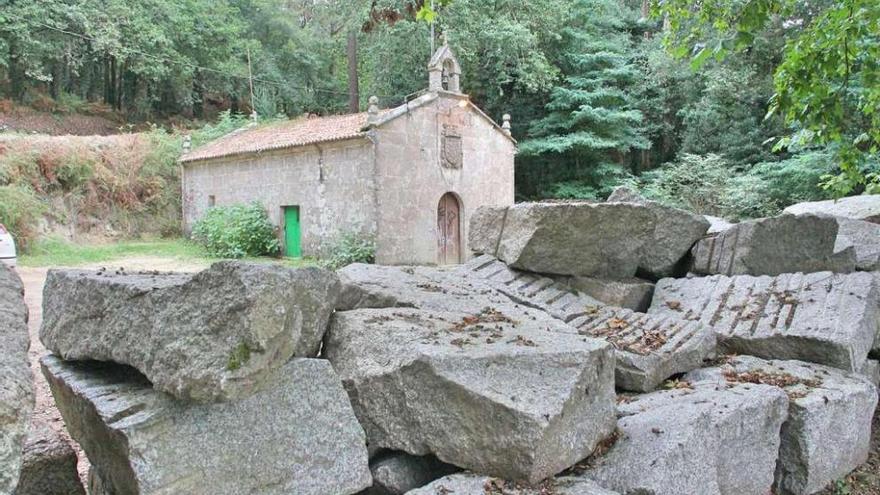 Capilla de San Cosme, con grandes piedras en el atrio, antes de las fiestas de A Portela.