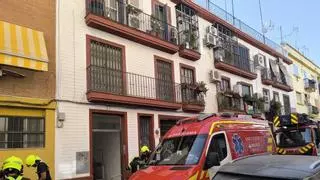 Un incendio en una vivienda de la Alameda de Hércules obliga a evacuar a una mujer de avanzada edad