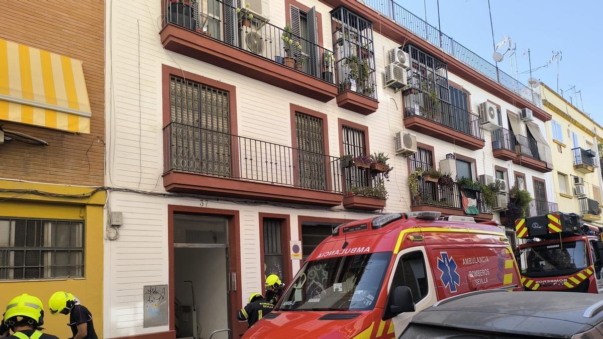 Vídeo | Bomberos de Sevilla intervienen en el incendio de un piso en la calle Peral