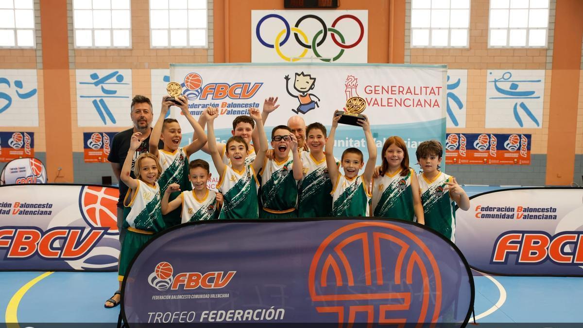 Los jugadores del Nou Bàsquet Xàtiva, con el trofeo de campeones.