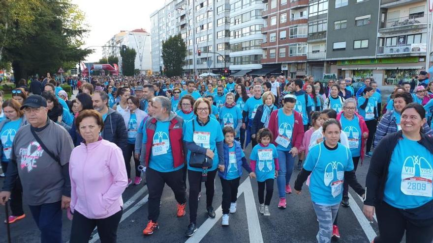 Una marea azul y rosa llena Coia de solidaridad en la Vigo Contra el Cáncer