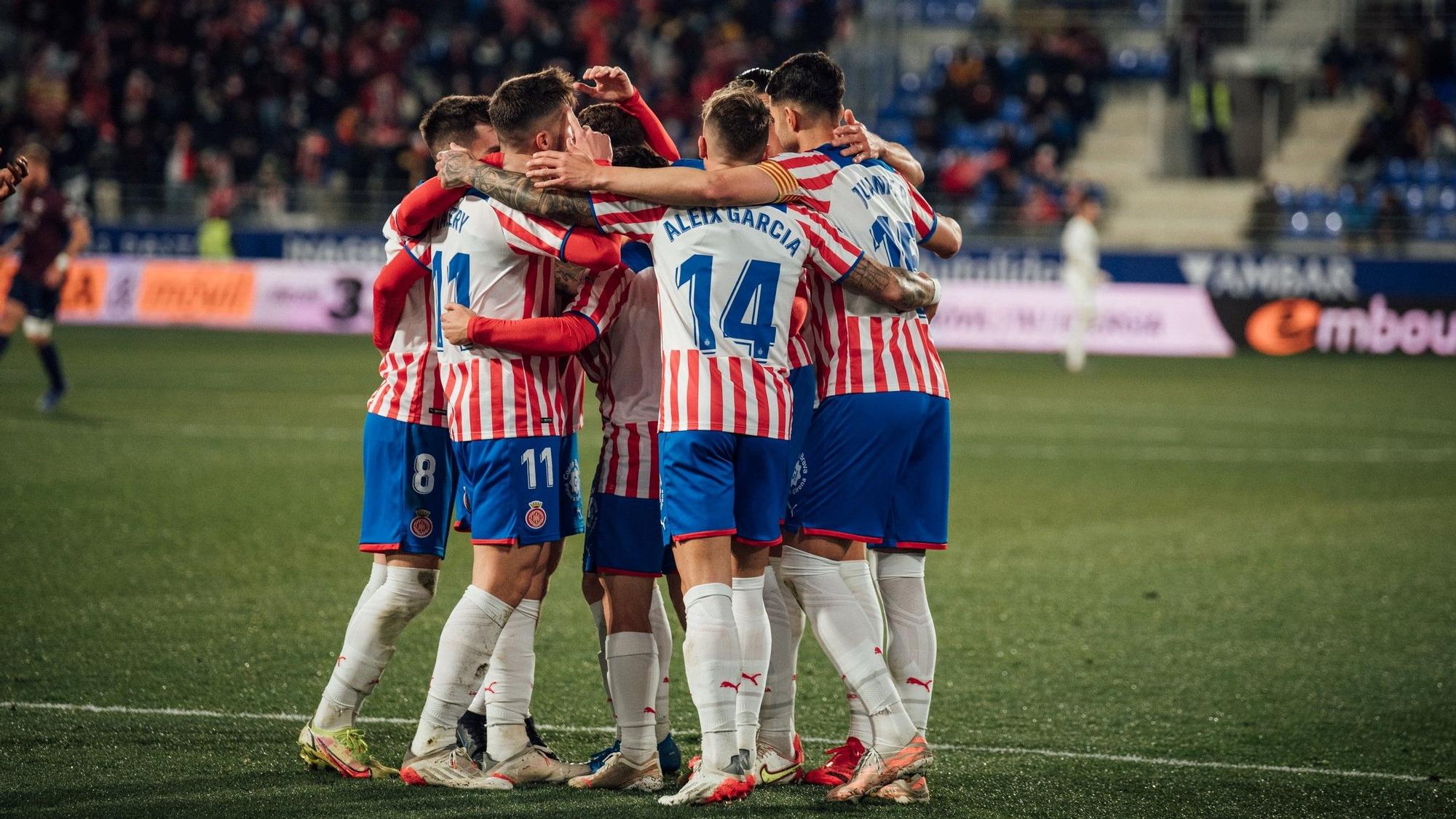 Los jugadores del Girona celebran el gol anotado por Samu Saiz en Huesca.