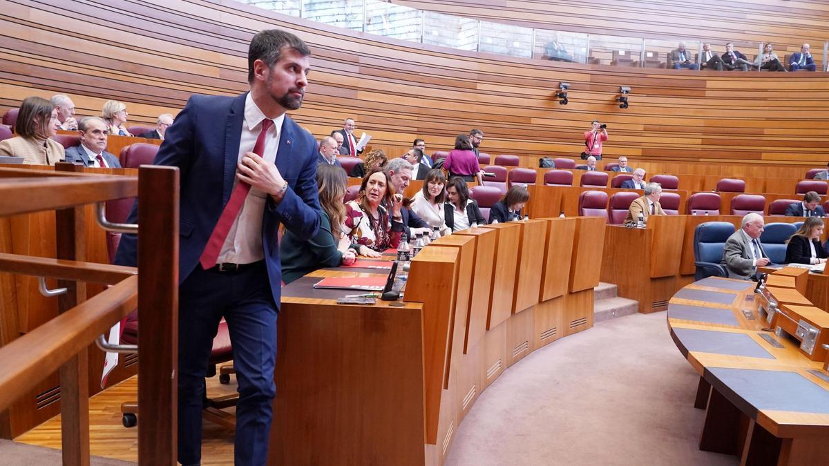 El portavoz socialista Luis Tudanca en el Pleno de las Cortes