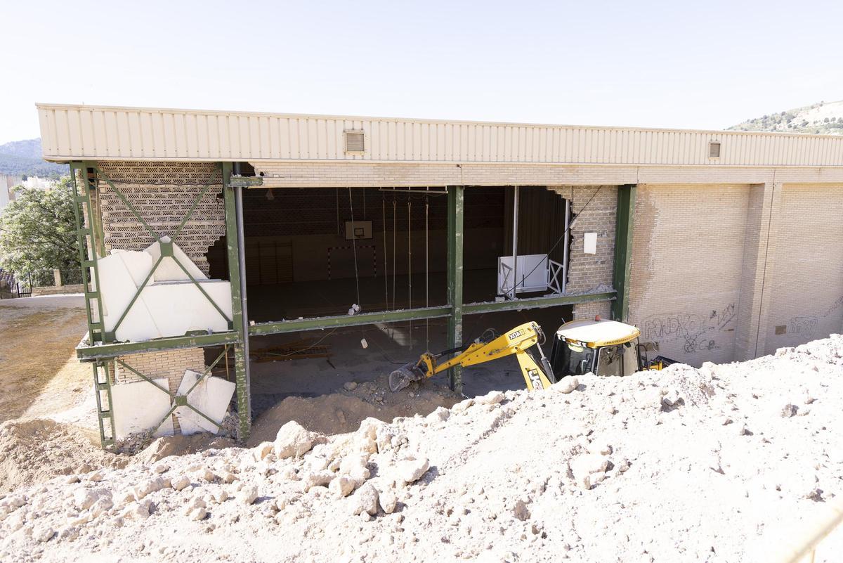 Las obras de emergencia de construcción del muro del pabellón Rosendo Berengüí de Cehegín estarán terminadas el próximo verano.