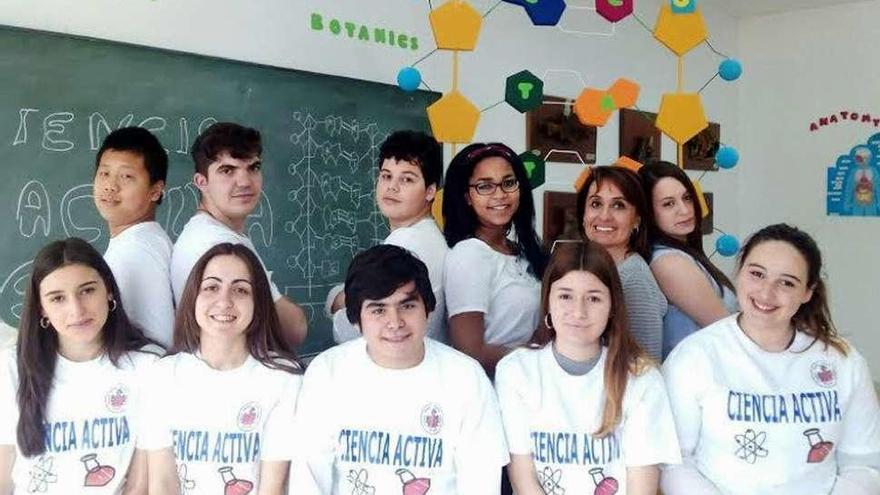 Los alumnos de 6º del CEIP Vilar de Barrio, con la profesora Isabel Blanco. // FdV