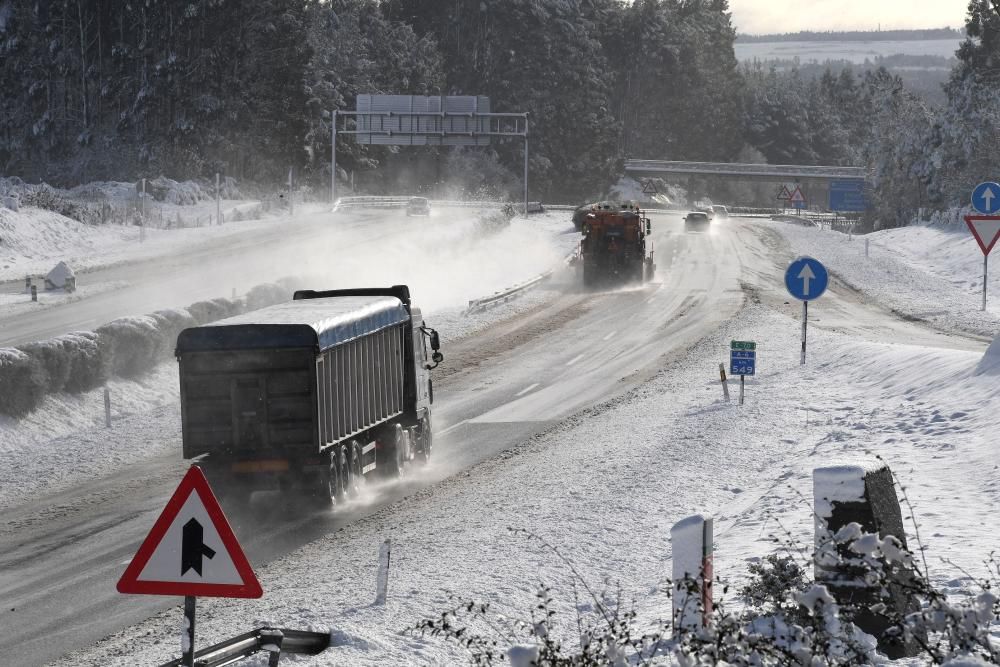 La nieve complica el tráfico en la A-6