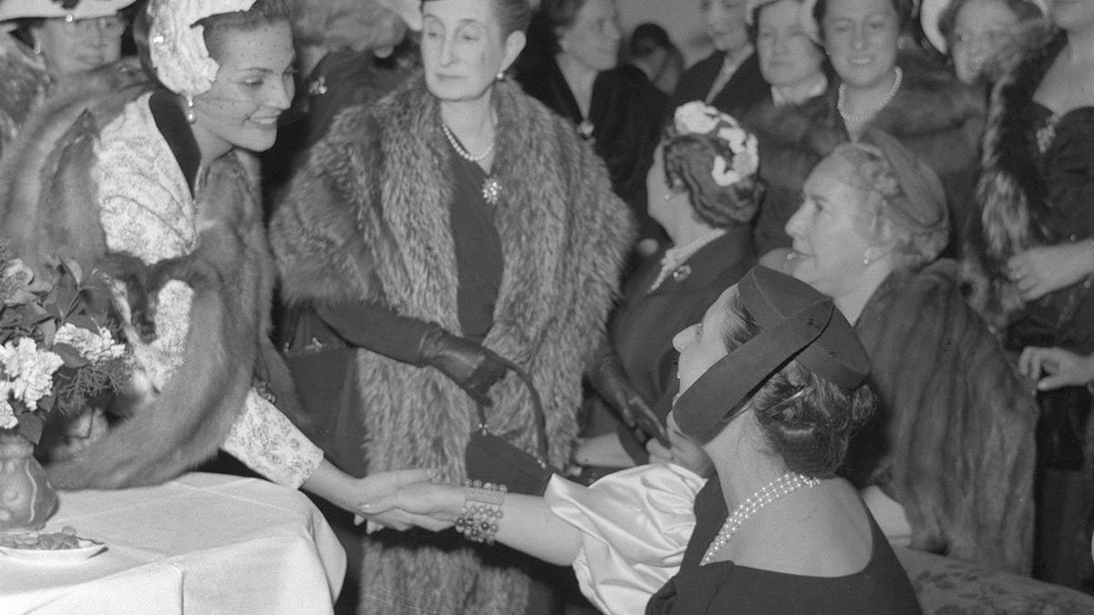 La actriz y cantante Carmen Sevilla saluda, en 1952, a la mujer del dictador, Carmen Polo de Franco.