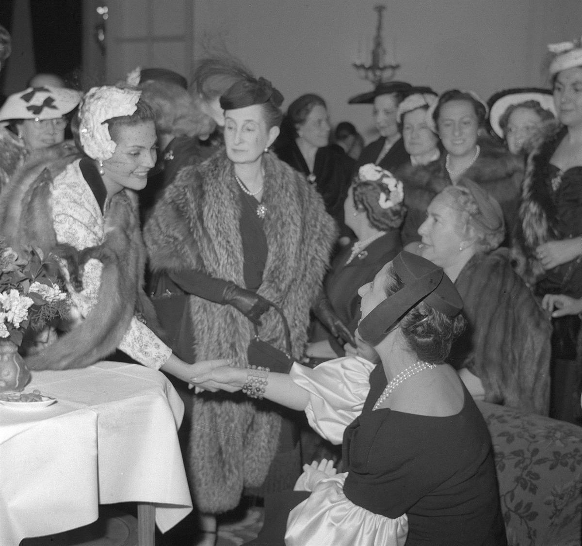 La actriz y cantante Carmen Sevilla saluda, en 1952, a la mujer del dictador, Carmen Polo de Franco.