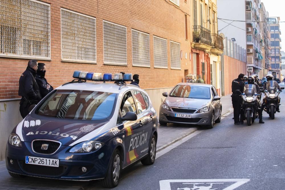 Paralizan el desahucio de una familia en el Cabanyal