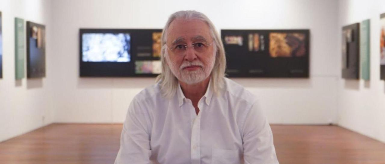 El fotógrafo José Latova, en el Museo de Zamora antes de la conferencia. | Jose Luis Fernández