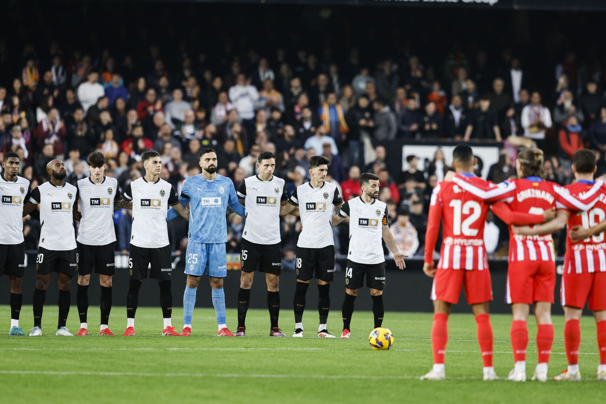 Jugadores del Valencia y del Atlético de Madrid guardan un minuto de silencio antes del inicio del encuentro correspondiente a la jornada 25 de Laliga EA Sports que disputan hoy sábado Valencia y Atlético de Madrid en el estadio de Mestalla. EFE / Kai Forsterling.. (Valencia) (Atlético Madrid)