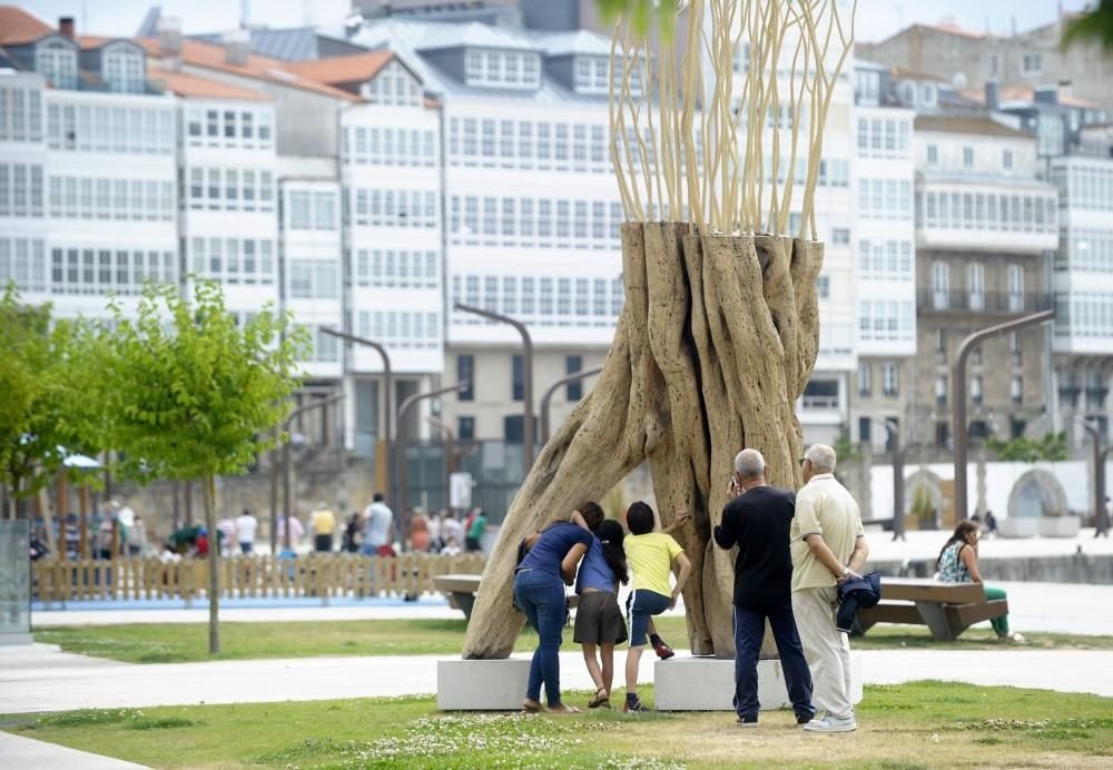 La exposición 'Ao carón do mar' reúne obras de cinco escultores en la dársena de La Marina