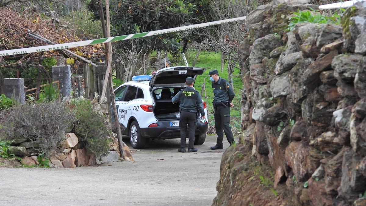 Una patrulla de la Guardia Civil junto al domicilio de la joven en San Benito de Rabiño, en Cortegada.