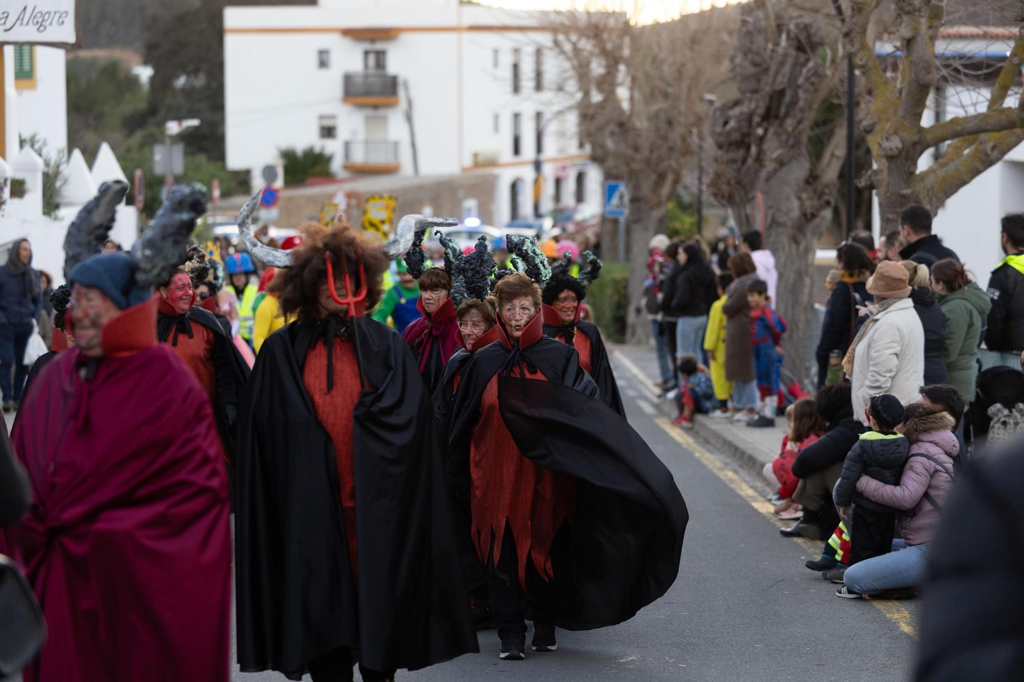 Mira aquí las imágenes de la rúa de carnaval en Sant Joan