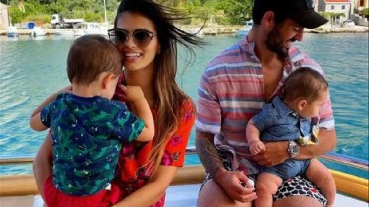 Sara Sálamo con sus hijos y su pareja, el futbolista Isco Alarcón.