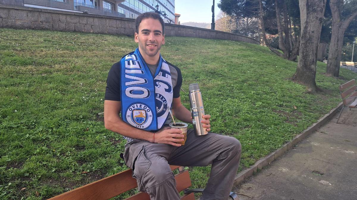 Nacho Quintanilla con una bufanda del Oviedo City y con el mate que siempre le acompaña.