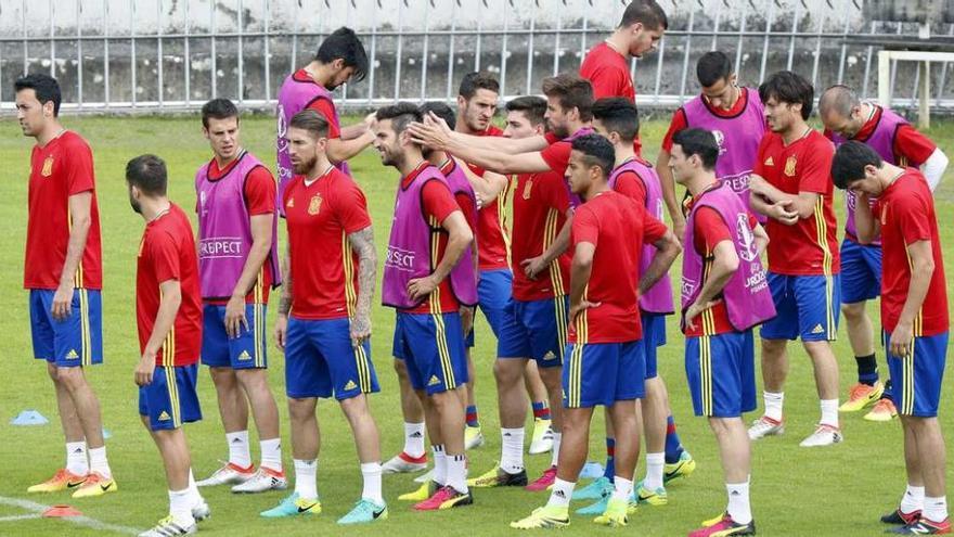 Los jugadores de la selección española, ayer, durante el entrenamiento celebrado en el Estadio Jacques Chaban-Delmas de Burdeos. // Kai Försterling