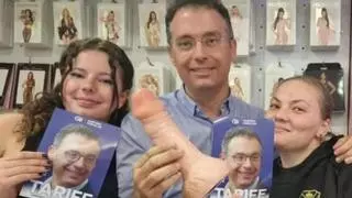 Vecinos de Tenerife piden a Carlos Tarife (PP) se disculpe por la foto con un pene de goma